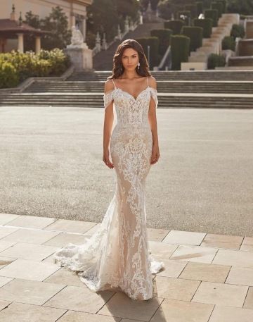 úzké krajkové boho svatební šaty