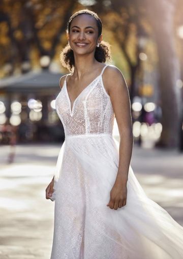 boho svatební šaty na tenká ramínka