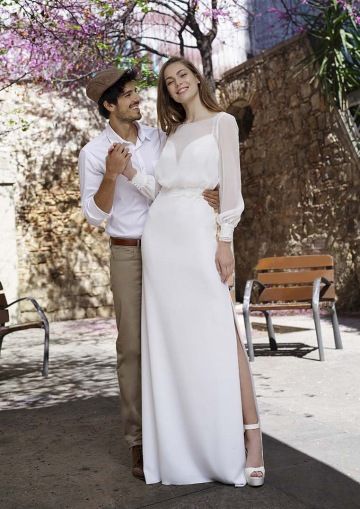 jednoduché boho svatební šaty s rozparkem