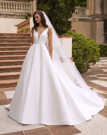 jednoduché svatební šaty s výstřihem Uherské Hradiště, Zlín